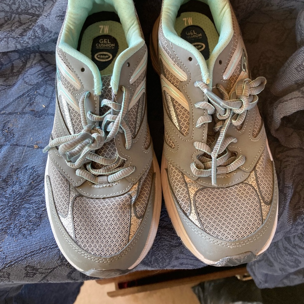 Tennis shoes